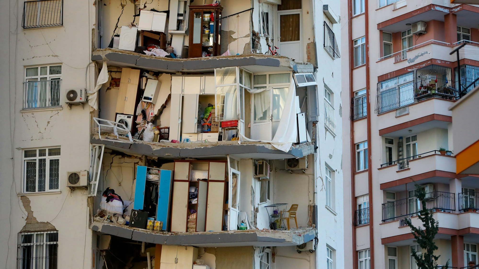 Ein beschädigtes Wohnhaus nach dem verheerenden Erdbeben im türkisch-syrischen Grenzgebiet. Die betroffenen Gebiete waren zunächst schwer zugänglich, mit dem Fortschreiten der Bergungsarbeiten steigen die Opferzahlen.