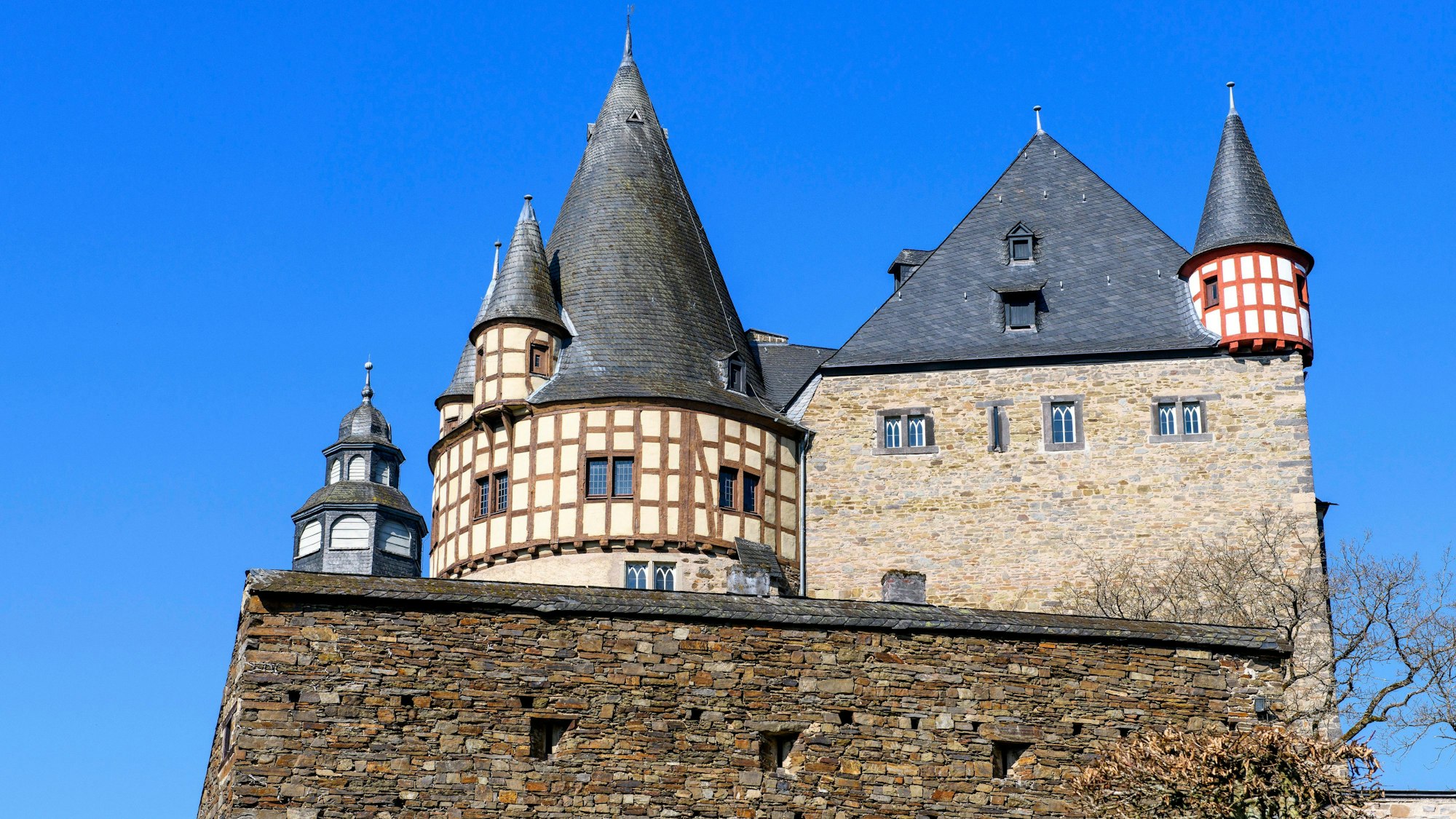 Blick auf die Türme der Doppelburg „Schloss Bürresheim“
