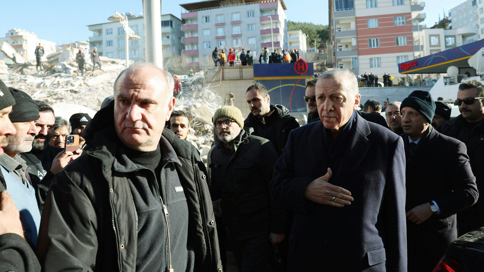 Recep Tayyip Erdogan (2.v.r), Präsident der Türkei, besucht das von einem Erdbeben zerstörte Stadtzentrum von Kahramanmaras.