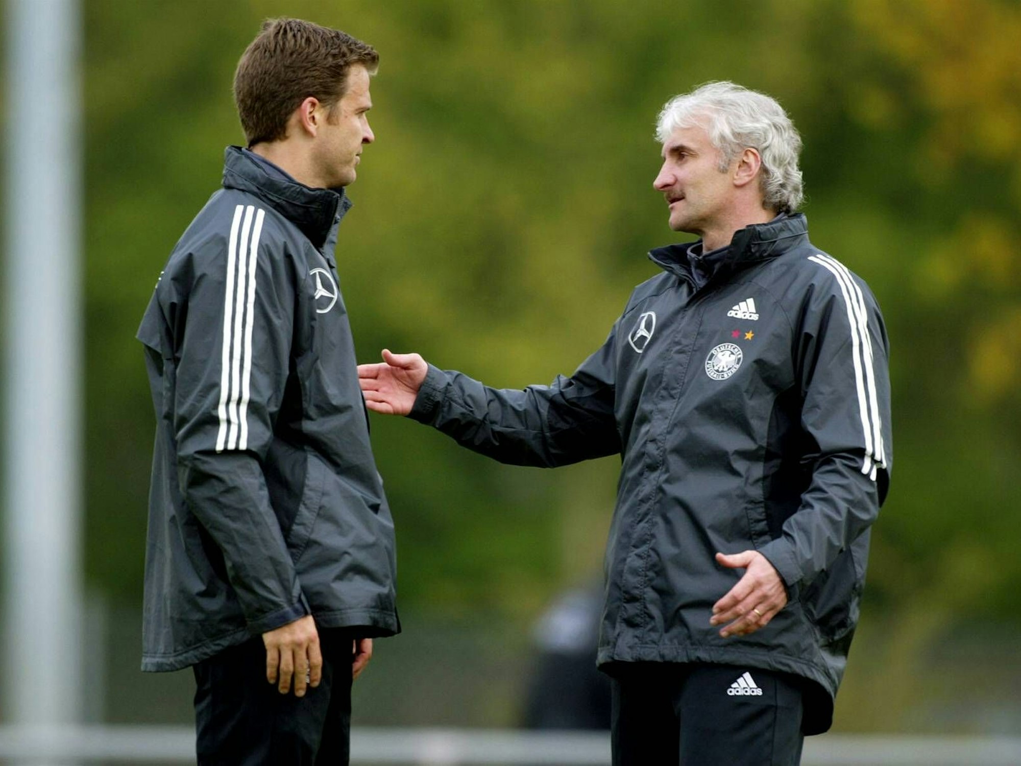 Rudi Völler und Oliver Bierhoff reden während des Trainings der deutschen Nationalmannschaft miteinander.