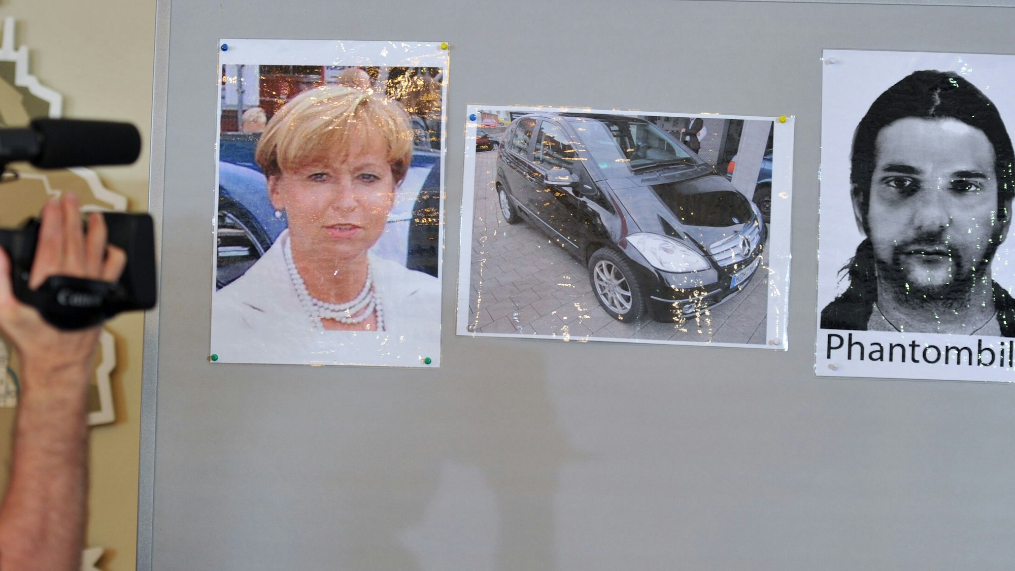 Ein Kameramann filmt bei einer Pressekonferenz in Heidenheim ein Porträt von Maria Bögerl sowie Bilder ihres Autos und eines unbekannten Zeugen.