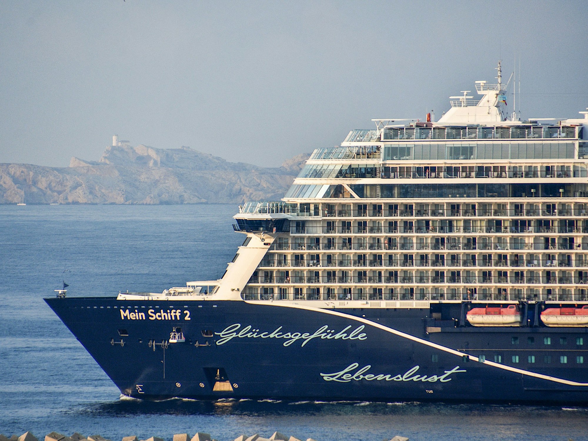 Das Kreuzfahrtschiff „Mein Schiff 2“ von TUICruises läuft im Juli 2022 in den französischen Mittelmeerhafen Marseille ein. Einige geplante Kreuzfahrten der TUI Cruises im Herbst 2024 wurden abgesagt. Nun ist bekannt, was die Stornierungen für die Betroffen bedeuten.