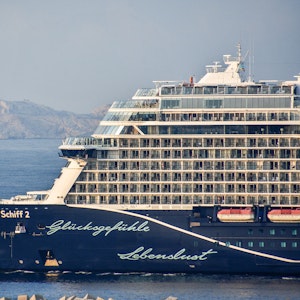 Das Kreuzfahrtschiff „Mein Schiff 2“ von TUI Cruises läuft im Juli 2022 in den französischen Mittelmeerhafen Marseille ein. Einige geplante Kreuzfahrten der TUI Cruises im Herbst 2024 wurden abgesagt. Nun ist bekannt, was die Stornierungen für die Betroffen bedeuten.