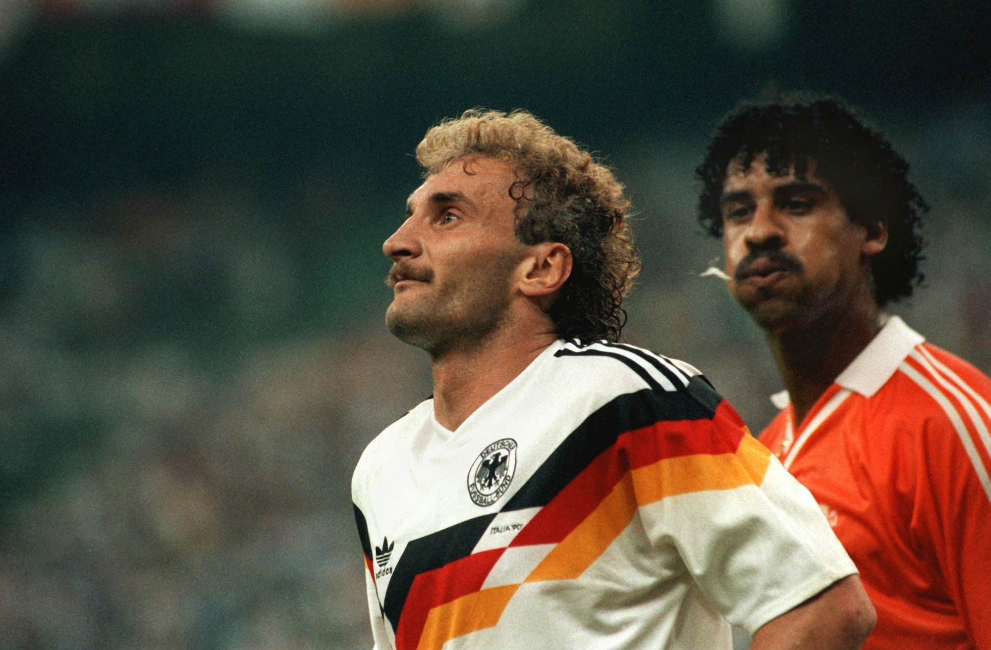 Der Niederländer Frank Rijkaard (r) bespuckt Rudi Völler im WM-Achtelfinale 1990 in Mailand.