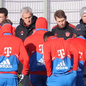 Mannschaftsbesprechung des FC Bayern beim Training.
