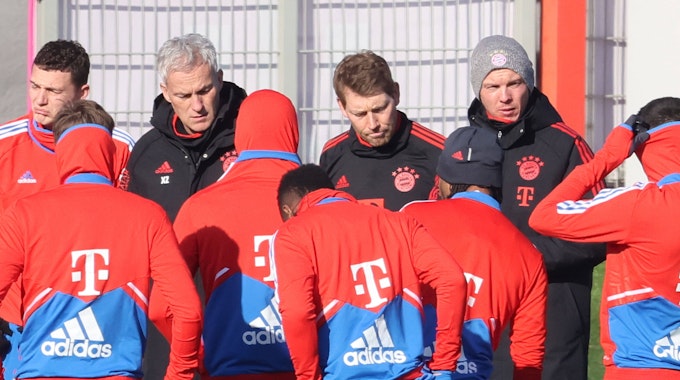 Mannschaftsbesprechung des FC Bayern beim Training.