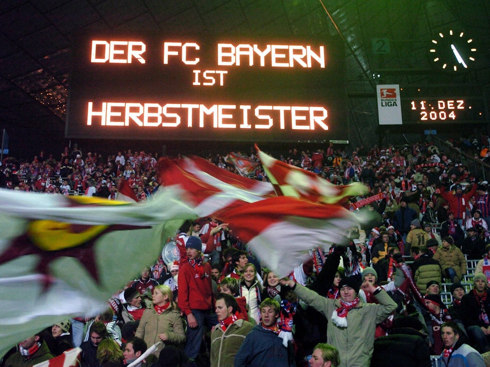 Die Anzeigetafel hinter den Fans verkündet: Der FC Bayern ist Herbstmeister 2004.