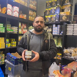 Das Foto zeigt Ammar Mdeek mit einer Spendendose. Der Syrer sammelt in seinem Lebensmittelgeschäft an der Brühler Uhlstraße Spenden für die Erdbeben-Opfer in seiner Heimat.
