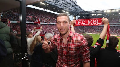 Lukas Podolski zu Besuch in seiner eigenen Loge im Rhein-Energie-Stadion bei einem Heimspiel des 1. FC Köln