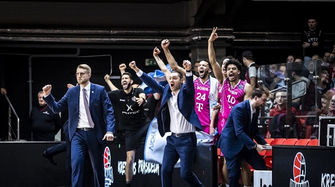 Trainer Tuomas Iisalo ballt die Faust, die Co-Trainer rasten aus, die Spieler jubeln: Die Baskets gewinnen im Endspurt in Vilnius.