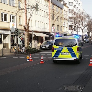 Ein Polizeifahrzeug auf der Dürener Straße in Köln