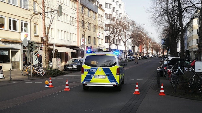 Ein Polizeifahrzeug auf der Dürener Straße in Köln