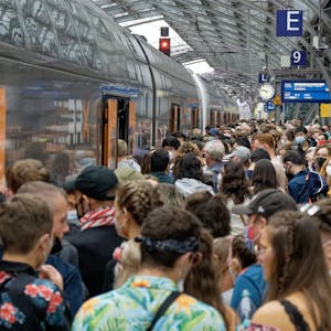 27.08.2022, Köln: Reisende steigen am letzten 9-Euro-Ticket-Wochenende im Hauptbahnhof in den RE 5 nach Koblenz. Foto: Henning Kaiser/dpa +++ dpa-Bildfunk +++