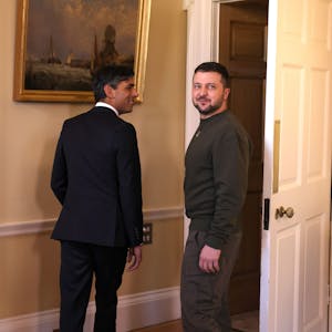 Wolodymyr Selenskyj (r), Präsident der Ukraine, trifft Rishi Sunak, Premierminister von Großbritannien, zum Gespräch
