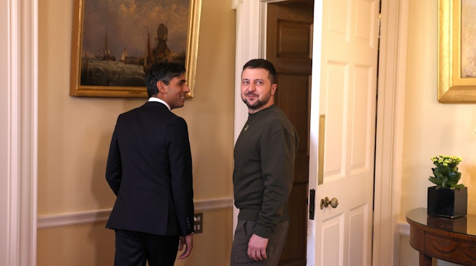 Wolodymyr Selenskyj (r), Präsident der Ukraine, trifft Rishi Sunak, Premierminister von Großbritannien, zum Gespräch