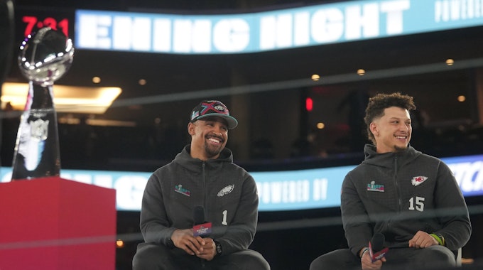 Die NFL-Stars Jalen Hurts (l.) und Patrick Mahomes während eines Interviews auf der Super Bowl LVII Opening Night am 5. Februar 2023.