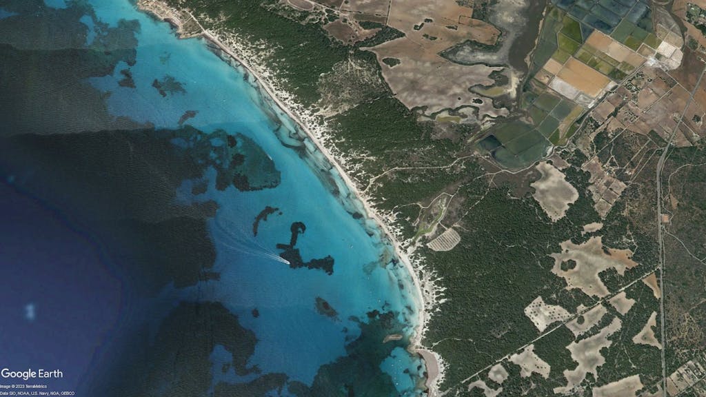 Das Satellitenbild zeigt den Strand Es Trenc im Südwesten von Mallorca. Aufgenommen via Google Earth.