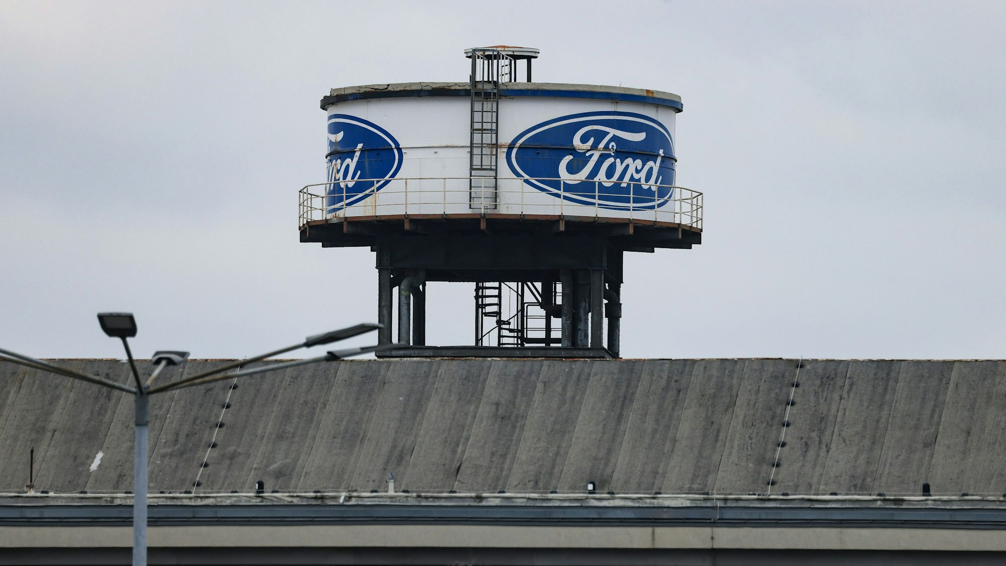Der Autobauer Ford will an seinem Kölner Standort nach Angaben des Betriebsrats im großen Stil Jobs abbauen.