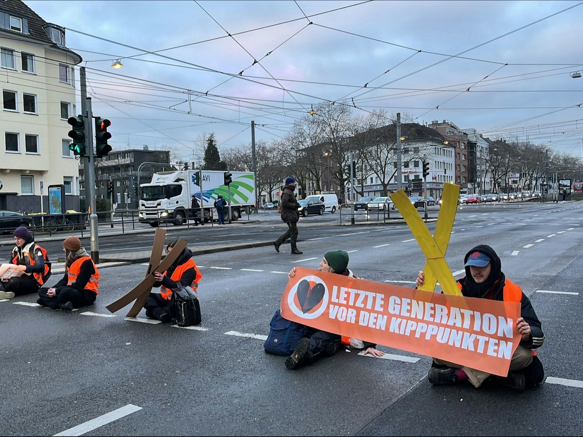 In Köln haben sich Aktivistinnen und Aktivisten der Letzten Generation auf die Aachener Straße geklebt.