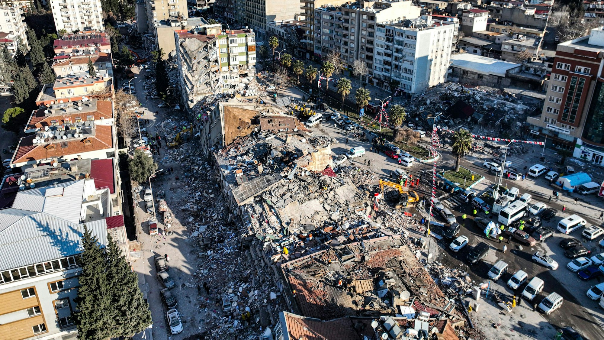 08.02.2023, Türkei, Kahramanmaras: Ein Luftbild zeigt durch die Erdbeben zerstörte Gebäude. Ständige Nachbeben und beschädigte Straßen erschweren die Bewältigung der Notlage nach den Erdbeben in der Türkei und Syrien. Foto: Ahmet Akpolat/DIA/dpa +++ dpa-Bildfunk +++