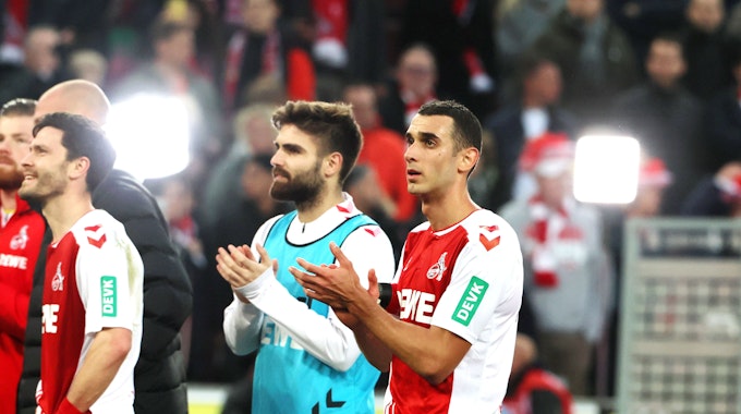 Ellyes Skhiri (r.) und Nikola Soldo applaudieren den FC-Fans nach dem Spiel gegen RB Leipzig.