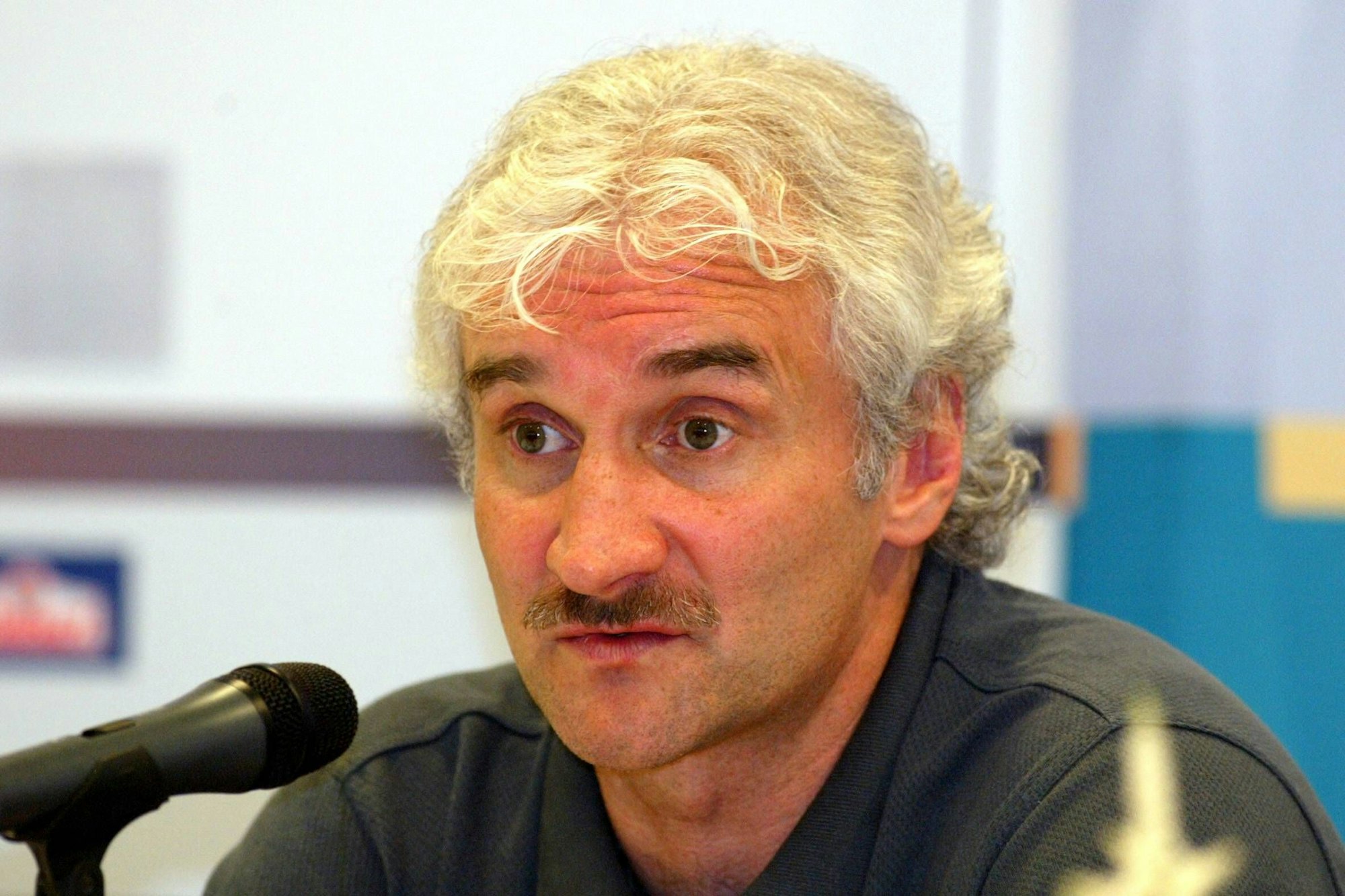 Rudi Völler sitzt im Pressesaal des DFB.