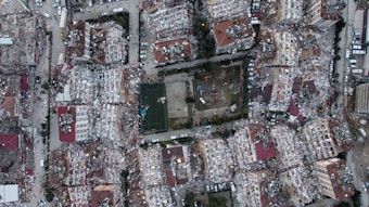 Das Zentrum von Hatay mit zerstörten Gebäuden nach dem Erdbeben (Aufnahme mit einer Drohne).