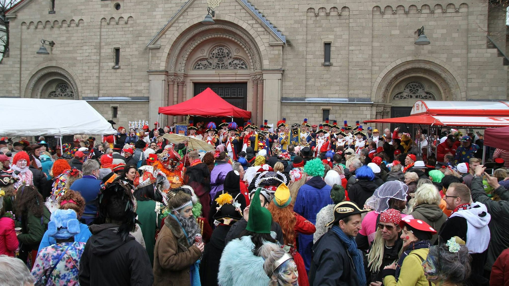 Karneval an der Pfarrkirche St. Nikolaus in Sülz.