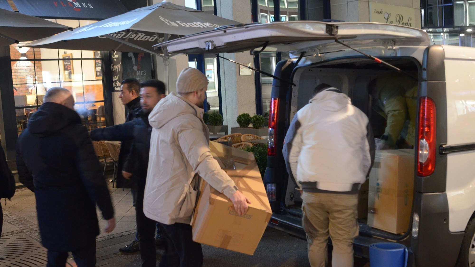 Euskirchener packen Hilfsgüter für das Erdbebengebiet.