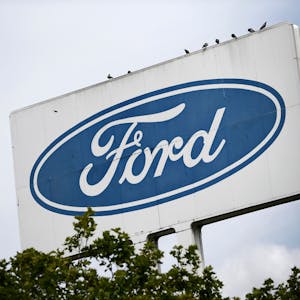 Anzeigetafel mit Ford-Logo am Werk in Köln-Niehl