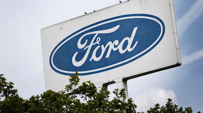 Das Logo von Ford in Köln-Niehl
