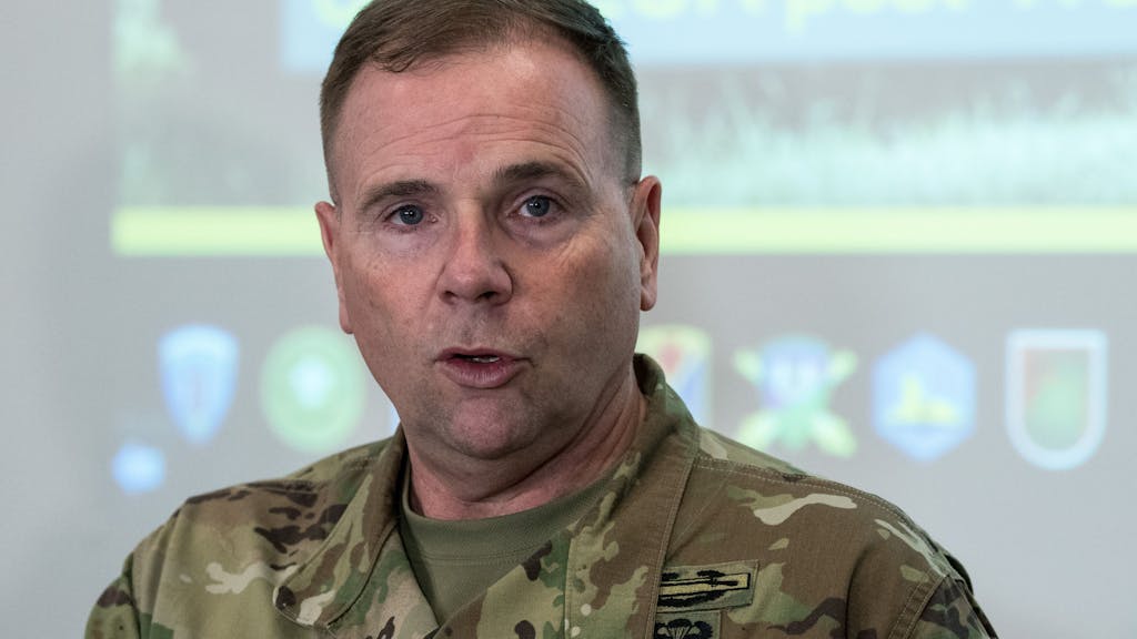 Der damalige Befehlshaber der US-Streitkräfte in Europa, Generalleutnant Ben Hodges, informiert in der Logistikschule der Bundeswehr über die Verlegung von US-Truppen nach Polen und die baltischen Staaten.&nbsp;