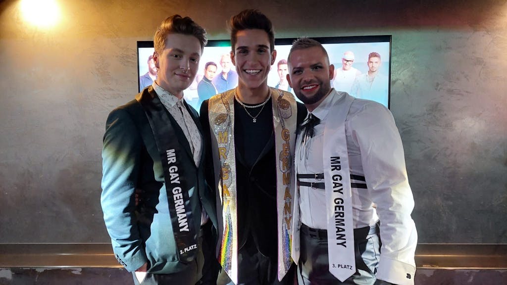 Die drei Finalisten der „Mr. Gay Germany“-Wahl 2023, Lukas Küchen (Mitte) gewann den Wettbewerb.