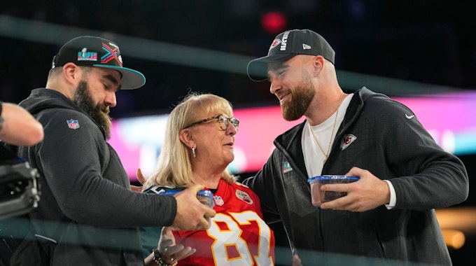 Donna Kelce mit ihren Söhnen Jason Kelce und Travis Kelce. Vor dem Super Bowl hat sie beiden Cookies gebracht.