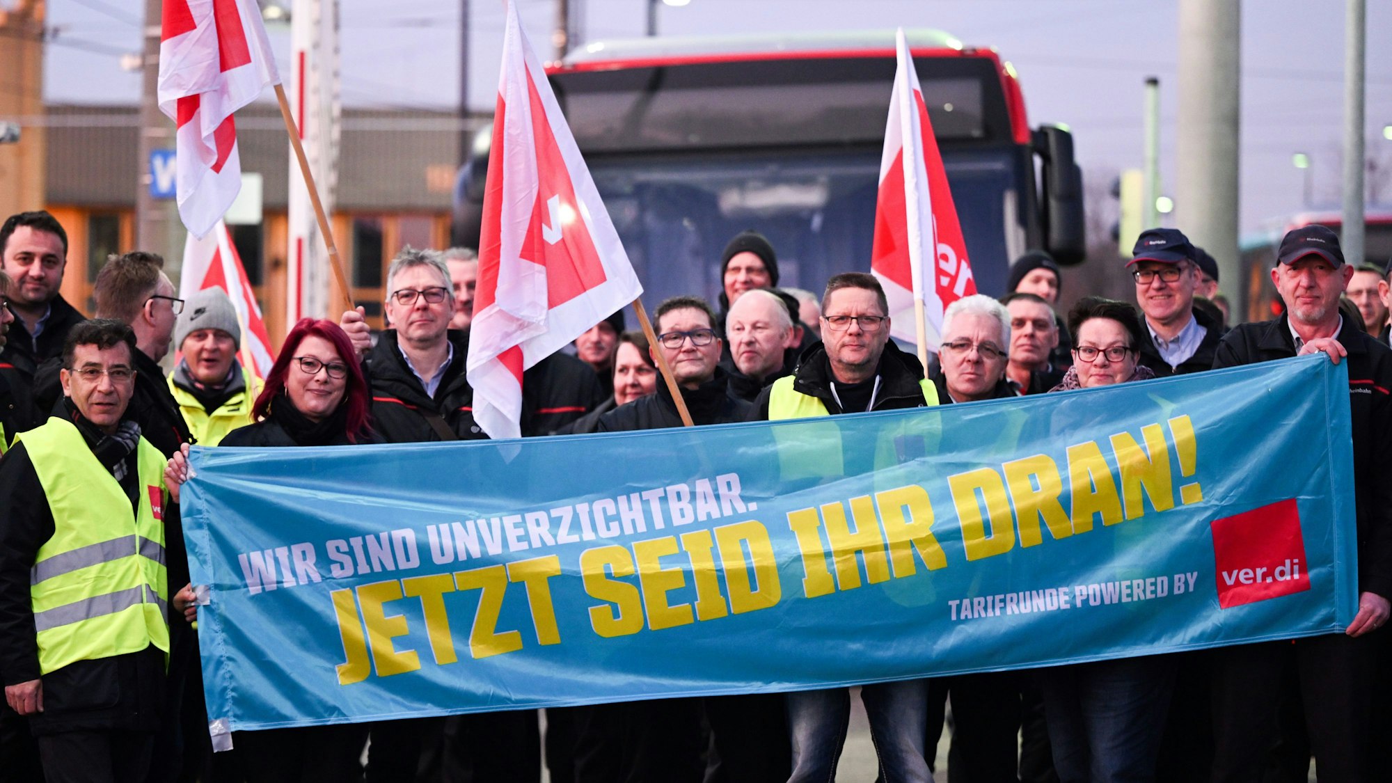 Streikende Mitarbeiter der Rheinbahn stehen auf dem Betriebshof Lierenfeld in Düsseldorf vor einem Bus. Für Donnerstag und Freitag haben die Gewerkschaften Verdi und Komba die Beschäftigten von Bund und Kommunen in mehreren Städten und Kreisen Nordrhein-Westfalens zu Warnstreiks aufgerufen.