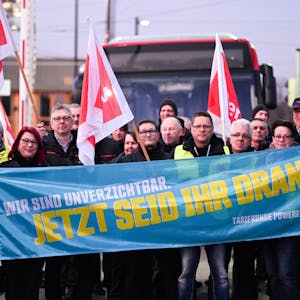 Streikende Mitarbeiter der Rheinbahn stehen auf dem Betriebshof Lierenfeld in Düsseldorf vor einem Bus. Für Donnerstag und Freitag haben die Gewerkschaften Verdi und Komba die Beschäftigten von Bund und Kommunen in mehreren Städten und Kreisen Nordrhein-Westfalens zu Warnstreiks aufgerufen.