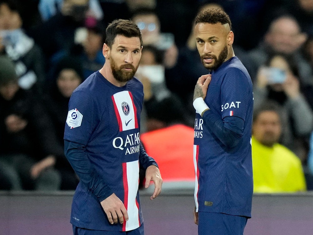 Neymar (r) und Lionel Messi von PSG unterhalten sich während des Spiels.
