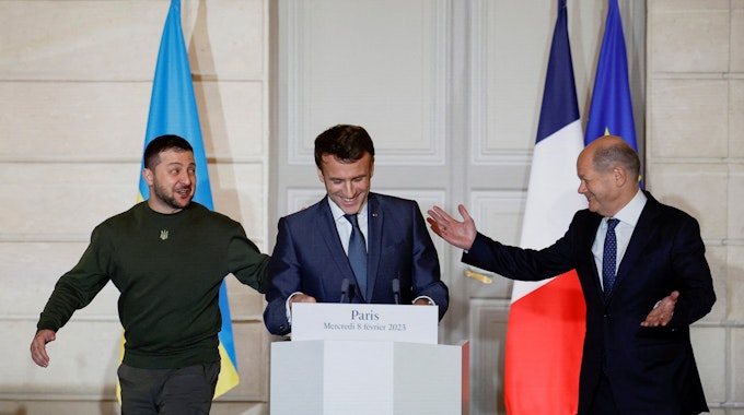 Emmanuel Macron (M), Präsident von Frankreich, Bundeskanzler Olaf Scholz (r, SPD) und Wolodymyr Selenskyj, Präsident der Ukraine, nehmen an einer gemeinsamen Pressekonferenz im Elysee-Palast in Paris teil.