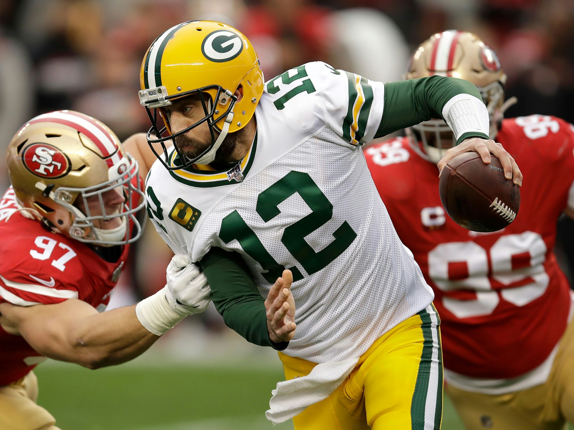 Nick Bosa (l) von den San Francisco 49ers gegen Aaron Rodgers von den Green Bay Packers am 19. Januar 2020 im Zweikampf
