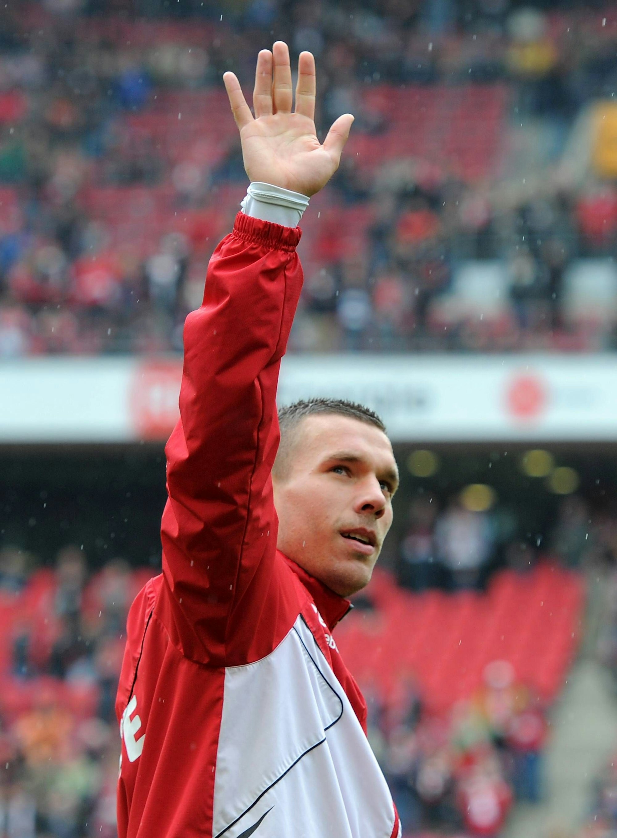 Lukas Podolski verabschiedete sich am 5. Mai 2012 nach dem Heimspiel gegen den FC Bayern von den Kölner Fans.