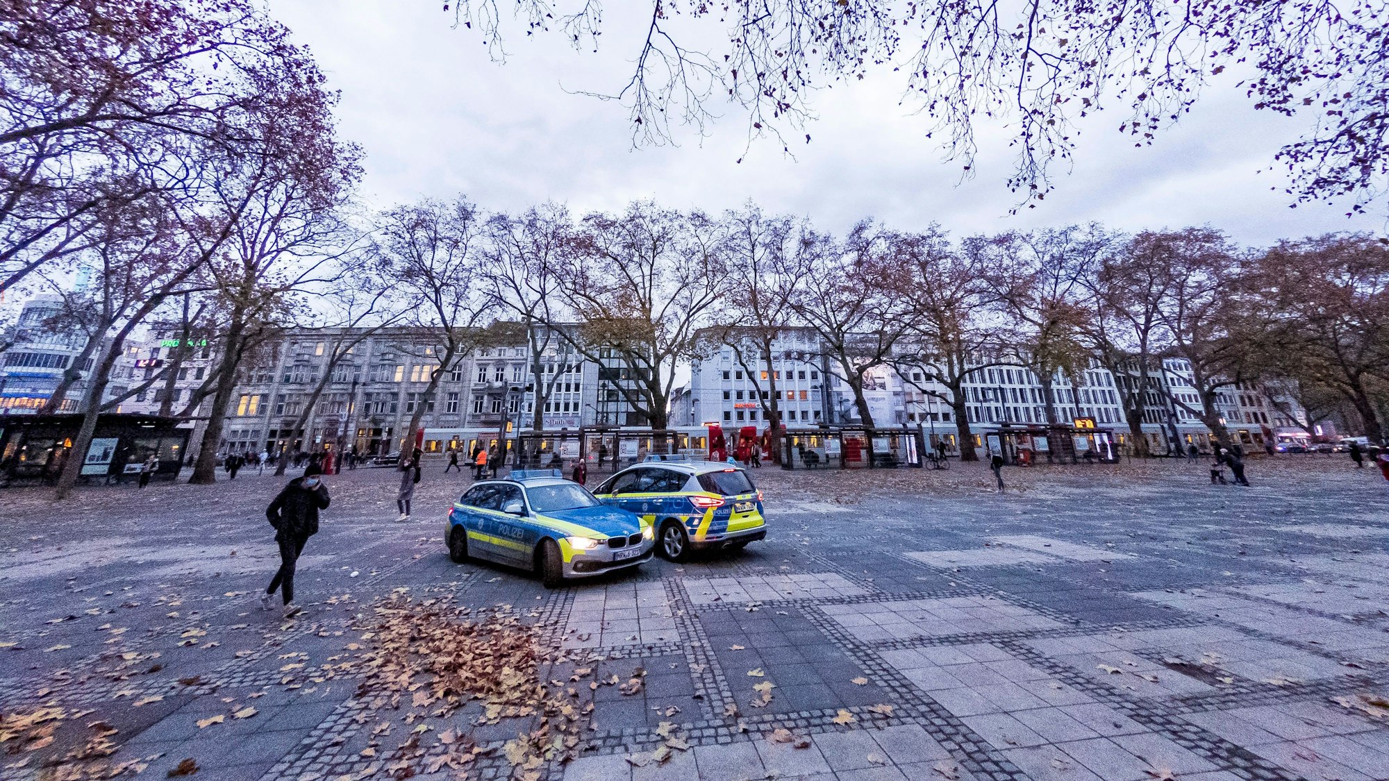 Polizeiauto stehen auf dem Kölner Neumarkt.
