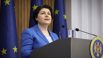 Natalia Gavrilita, Ministerpräsident von Moldau, steht hinter einem Rednerpult