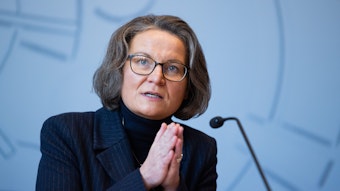 Ina Scharrenbach (CDU), Bauministerin von Nordrhein-Westfalen bei Pressekonferenz.