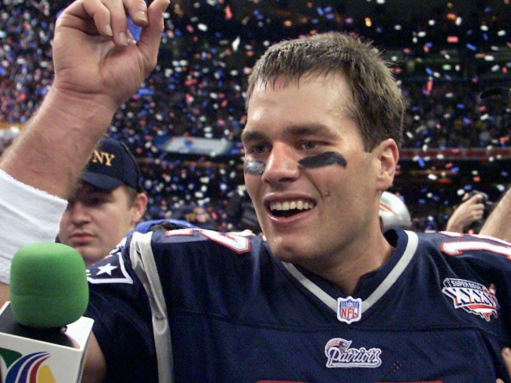 New England Patriots Quarterback Tom Brady feiert den Sieg seines Teams beim Super Bowl am 3. Februar 2002 im Louisiana Superdome.