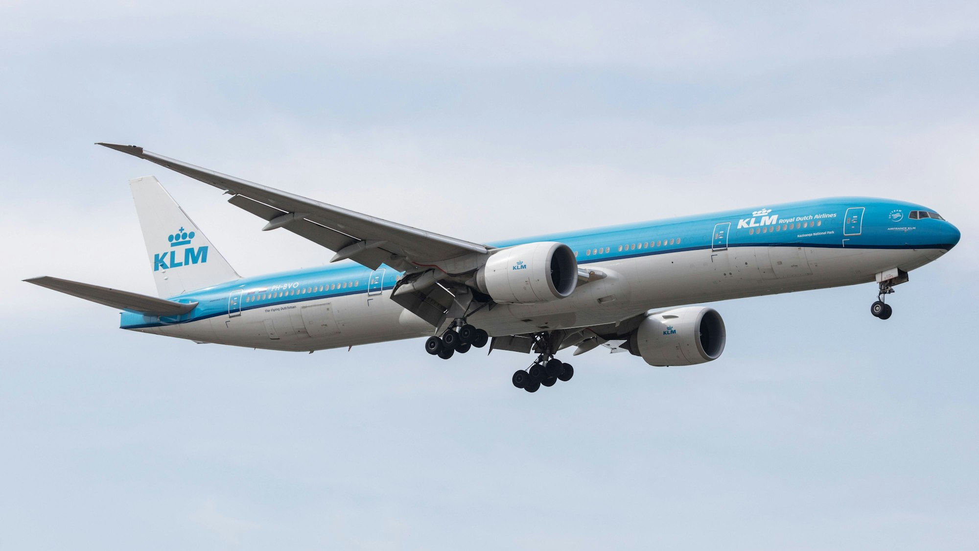 Eine KLM-Maschine landet am Flughafen Amsterdam Schiphol Airport.