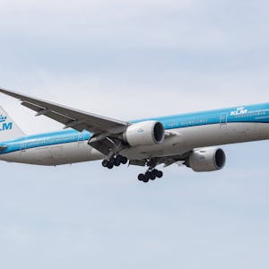 Eine Boeing 777 der niederländischen Fluggesellschaft KLM in der Luft. (Symbolbild)