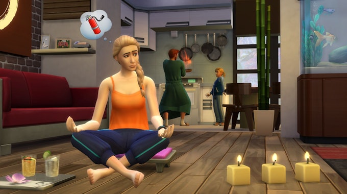 Das Symbolfoto aus dem Jahr 2021 zeigt eine Szene aus dem Spiel „Sims“. Zu sehen ist ein weiblicher Charakter, der in Yogahaltung auf dem Boden sitzt. Im Hintergrund stehen zwei weitere Sims am Herd.