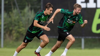 Florian Neuhaus (l.) und Christoph Kramer im Trainingslager von Borussia Mönchengladbach am 9. Juli 2022 im Sprintduell.