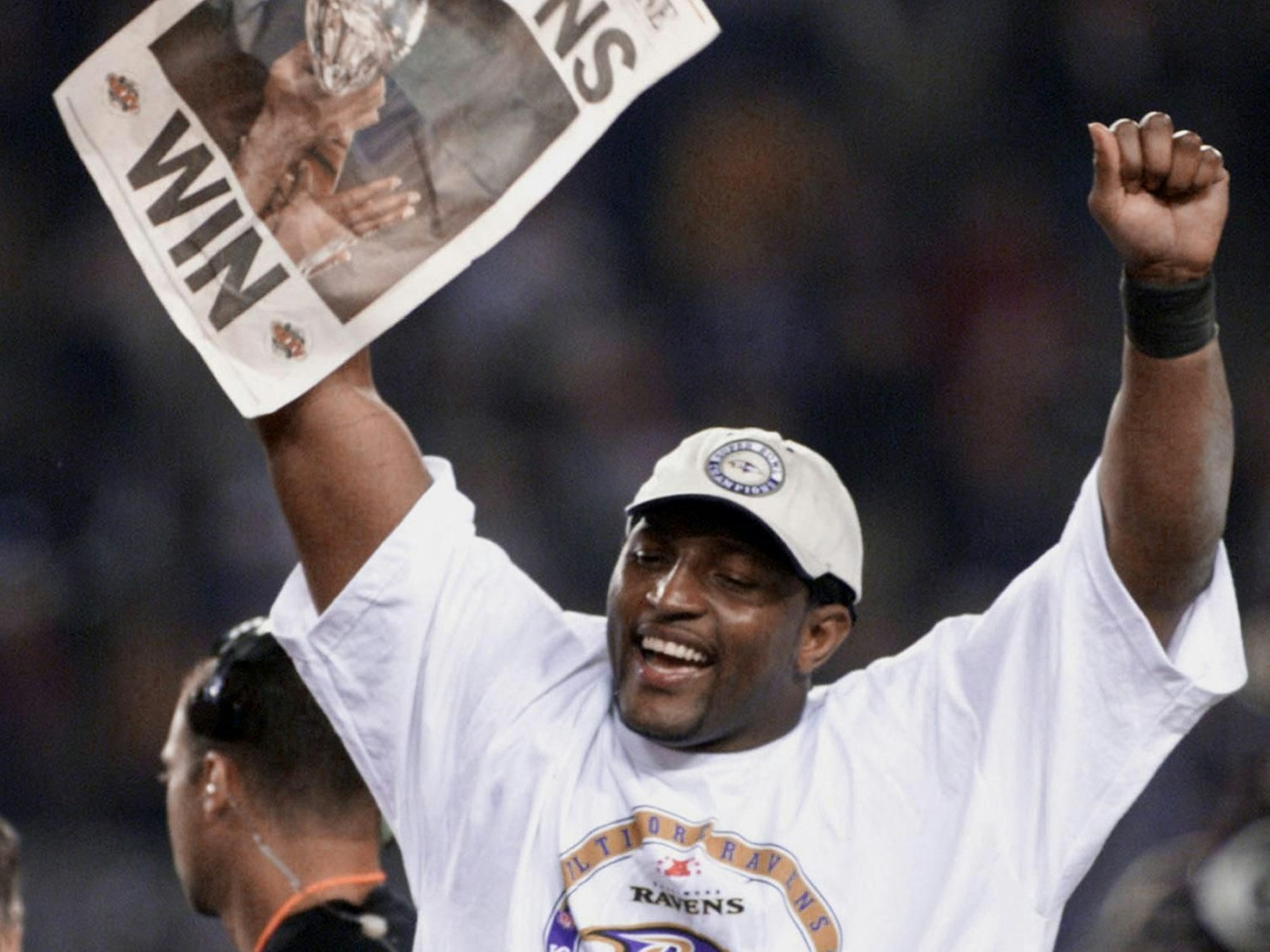 Baltimore Ravens' Defensiv-Spieler Ray Lewis hält anlässlich des Siegs beim Super Bowl am 28. Januar 2001 eine Zeitung hoch.