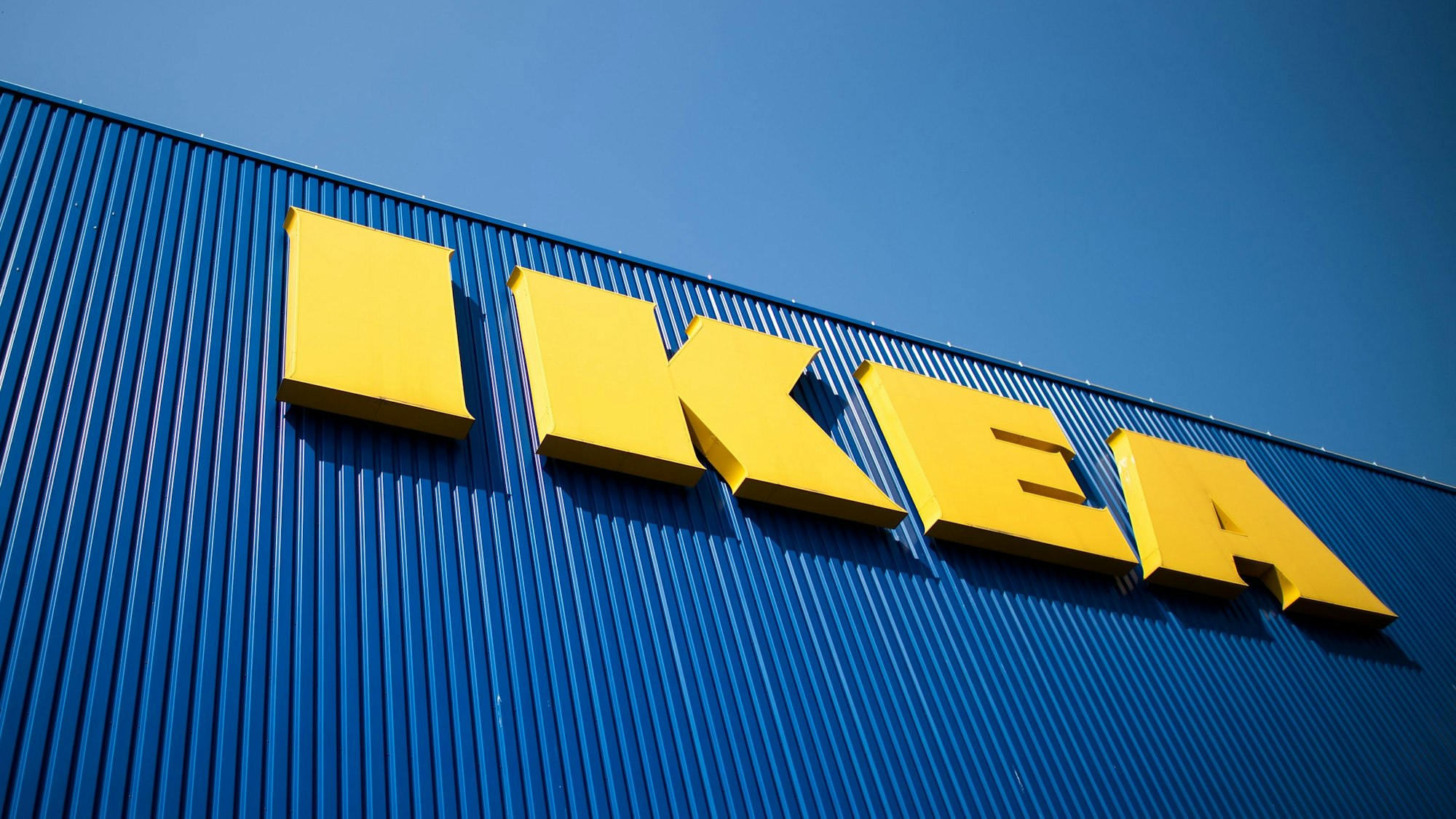Der Schriftzug IKEA ist auf der Fassade eines Möbelhauses zu sehen. (Symbolbild)